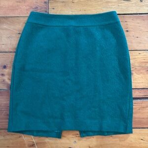 Green size 4 banana republic skirt with gold zipper at back. Holiday, party